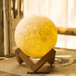 Đèn cảm biến Mặt trăng 3D size 13cm - Đế gỗ