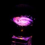 Quả cầu thủy tinh Thiên hà  8cm đế đèn LED